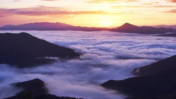 Утром Восходе Горный Пейзаж Море Инверсионных Облаков Высококачественные Кадры — стоковое видео