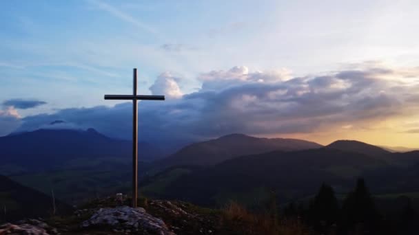 Αεροφωτογραφία Θρησκευτικού Χριστιανικού Ατσάλινου Σταυρού Λόφο Στην Ορεινή Ύπαιθρο Υψηλής — Αρχείο Βίντεο