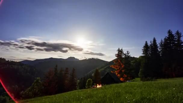 Ночь Голодает Полнолуние Люди Разбивают Палатки Костра Деревянные Хижины Лесу — стоковое видео