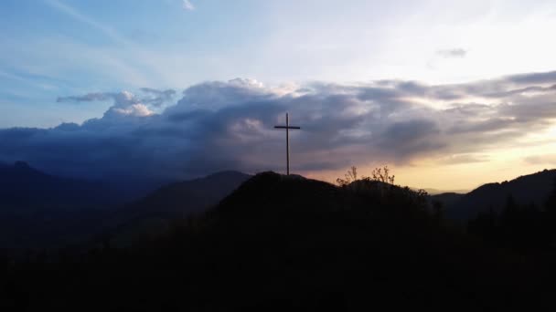 Vue Aérienne Une Croix Religieuse Chrétienne Acier Sur Une Colline — Video