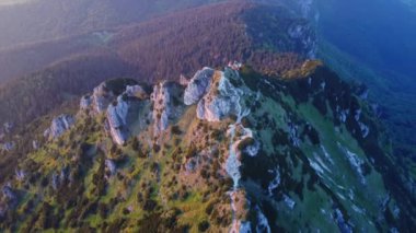 Karpat Dağları 'ndaki bir dağın tepesinin havadan görünüşü. Ulusal parktaydım. Rocky Dağı tepesi, orman. Turistler dağın tepesinde. Yüksek kalite 4k görüntü