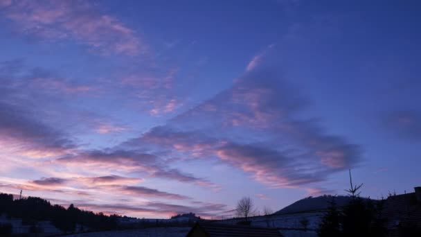 鮮やかな紫色の雲で飾られた美しい日没の空をイメージした自然の風景 前景に建つ建物 — ストック動画