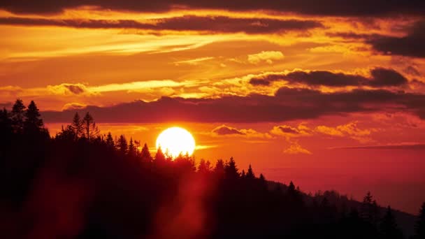 Sunset Time Lapse Βουνά Ήλιος Ακτίνες Σύννεφα Προβολή Δραματική Sundown — Αρχείο Βίντεο