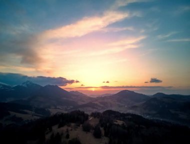 Alp Dağları 'nda gün batımı. Hava manzaralı Hiper Zaman geçişi. Yüksek kalite 4k görüntü