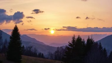 Bulutlar akıyor ve güneş ışığının son ışınları, güzel hava 4K manzara günbatımı zamanı. Yüksek kalite 4k görüntü
