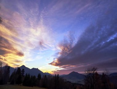 Günbatımında ya da gün doğumunda şaşırtıcı doğa Hızlandırılmış Zaman Bulutları ya da Gündoğumunda Altın Saat havası dijital sinema kompozisyonu için mükemmel arka plan zaman çizelgesi dramatik gökyüzünde hareket eden bulutlar. Yüksek kalite 4k