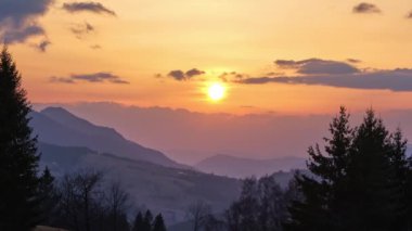 Bulutlar akıyor ve güneş ışığının son ışınları, güzel hava 4K manzara günbatımı zamanı. Yüksek kaliteli FullHD görüntüler