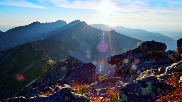 Západ Slunce Vysokých Horách Mraky Nad Sebou Vysoce Kvalitní Záběry — Stock video