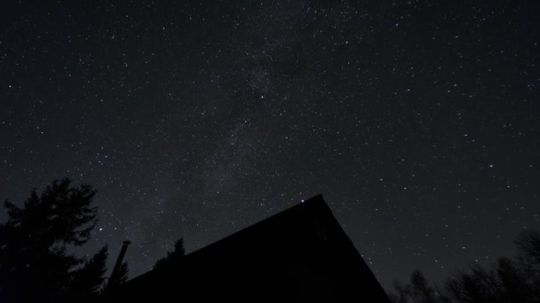 Nocne Niebo Galaktyką Drogi Mlecznej Sylwetka Dachu Drewnianego Domu Drzew — Wideo stockowe
