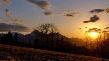 Sunset ve Cloudscape dağ siluetiyle hareket ediyor. Yüksek kalite 4k görüntü