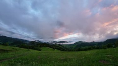 Kırsal Karpat manzarası, bulutlar ve sisle kaplanmış orman ve dağlar, alacakaranlık ya da sabah, ultra geniş açı. Yüksek kalite 4k görüntü