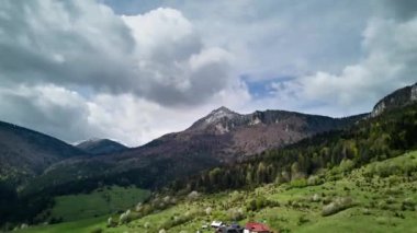 Hava hiperlapse bahar Alp Dağları, kabarık bulutlar, yeşil çayırlar. Yüksek kalite 4k görüntü