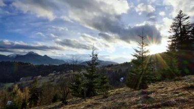 Nefes kesici panoramik manzaranın tadını çıkarın. Dağ gibi yeşil ağaçlarla bezenmiş, çarpıcı bir günbatımı gökyüzünün altında huzurlu ve huzurlu bir atmosfer yaratıyor.