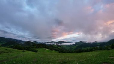 Kırsal Karpat manzarası, bulutlar ve sisle kaplanmış orman ve dağlar, alacakaranlık ya da sabah, ultra geniş açı. Yüksek kalite 4k görüntü