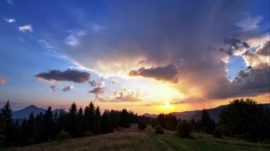 Muhteşem günbatımı bulutlarının muhteşem 4K zaman atlaması gökyüzü manzarası, doğanın inanılmaz renkli ışığı gökyüzü arkaplanı. Yüksek kalite 4k görüntü