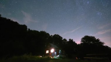 Parıldayan yıldızların doğa aşıkları ve yıldız gözlemcileri için ideal bir atmosfer yarattığı görkemli dağların üzerindeki nefes kesici gökyüzüne dalın.