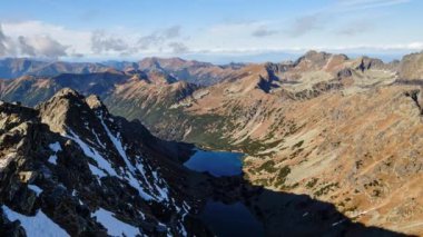 Karpatlar 'daki bulutlar, sonbahar manzarasındaki güzel doğa, dağ zirveleri, dağ tepeleri. High Tatras Ulusal Parkı. Yüksek kalite 4k görüntü