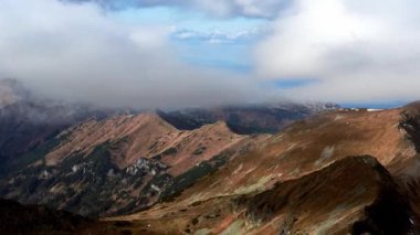 Karpatlar 'daki bulutlar, sonbahar manzarasındaki güzel doğa, dağ zirveleri, dağ tepeleri. High Tatras Ulusal Parkı. Yüksek kalite 4k görüntü