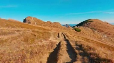 Zaman çizelgesi, ulusal parktaki dağ sırtı boyunca yürümek. Sonbaharda güneşli bir günde Karpatya doğası. Mala fatra dağ sırası Yüksek kalite 4K görüntü