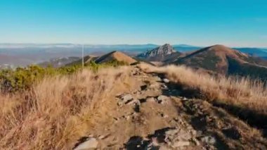 Zaman çizelgesi, ulusal parktaki dağ sırtı boyunca yürümek. Sonbaharda güneşli bir günde Karpatya doğası. Mala fatra dağ sırası Yüksek kalite 4K görüntü