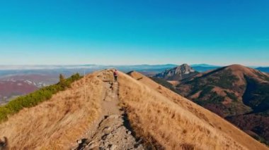 Zaman çizelgesi, ulusal parktaki dağ sırtı boyunca yürümek. Sonbaharda güneşli bir günde Karpatya doğası. Mala fatra dağ sırası Yüksek kalite 4K görüntü
