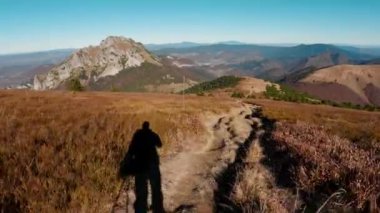Zaman çizelgesi, ulusal parktaki dağ sırtı boyunca yürümek. Sonbaharda güneşli bir günde Karpatya doğası. Mala fatra dağ sırası Yüksek kalite 4K görüntü