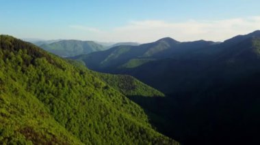 Sersemletici hava görüntüleri canlı yeşil dağlar ve huzurlu vadiler, doğa meraklıları ve doğada rahatlık ve sükunet arayanlar için ideal.