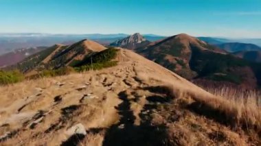 Zaman çizelgesi, ulusal parktaki dağ sırtı boyunca yürümek. Sonbaharda güneşli bir günde Karpatya doğası. Mala fatra dağ sırası Yüksek kalite 4K görüntü