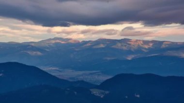 Hızlı hareket eden bulutlarla dağların hızlandırılmış görüntüsü, sosyal medya için dağ manzarası.