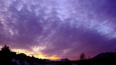 Kışın kırsal alanda güzel bir kış gündoğumu - zaman aşımı. Yüksek kalite 4k görüntü