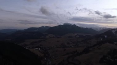 Dağ tepelerinde kışın sonlarına doğru kar yağışı olan dağ tepelerinin hava görüntüsü. Yüksek kalite 4k görüntü