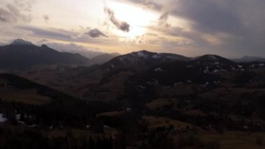 Dağ tepelerinde kışın sonlarına doğru kar yağışı olan dağ tepelerinin hava görüntüsü. Yüksek kalite 4k görüntü