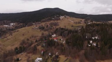 Dağ tepelerinde kışın sonlarına doğru kar yağışı olan dağ tepelerinin hava görüntüsü. Yüksek kalite 4k görüntü