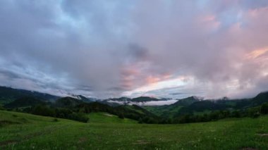 Kırsal Karpat manzarası, bulutlar ve sisle kaplanmış orman ve dağlar, alacakaranlık ya da sabah, ultra geniş açı. Yüksek kalite 4k görüntü