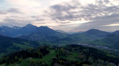 Karpat kırsal dağ manzarasını gösteren hava manzarası, kayan tepeler ve gür ormanlarla, bölgenin doğal güzelliğine barışçıl ve manzaralı bir perspektif sunuyor..