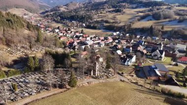 Kırsal Arazi 'deki bir mezarlığın ortasındaki eski bir kilisenin insansız hava aracı görüntüsü. Dönen Manzara. Yüksek kalite 4k görüntü