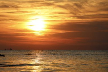 Sahilde gün batımı