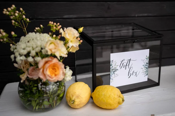 Esküvői Üveg Doboz Gits Díszített Friss Virágokkal Esküvő Napja — Stock Fotó