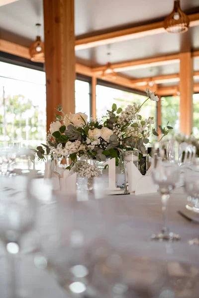 Tischmittelstück Mit Weißem Und Grünem Blumengesteck Der Vase Hochzeitstag — Stockfoto