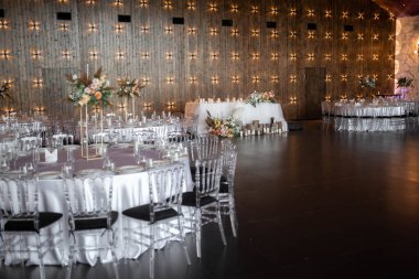 Romantik boho ana masası. Yeni evliler için bir ziyafette düğün dekoru. Kurumuş çiçekçi ve mumlar, boho tarzı. Gelin, damat ve misafirler için taşıma hizmeti.