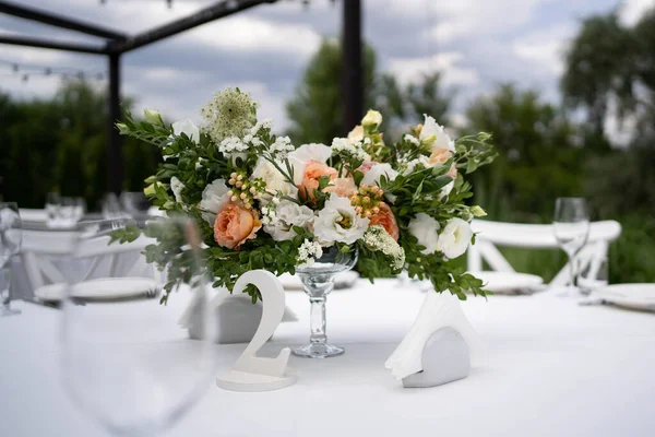 토실토실 유리병에 토실토실 엄청나게 인기있는 테이블이네요 엄청나게 인기있는 테이블이네요 결혼식 — 스톡 사진