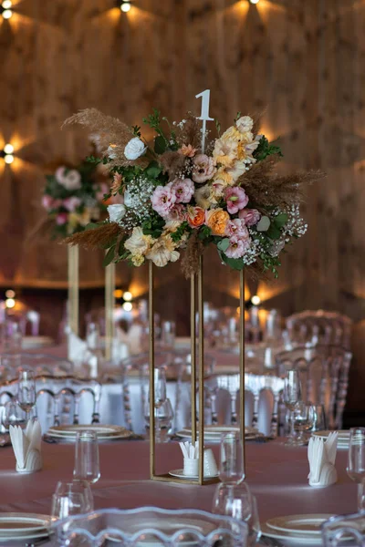Boho婚礼装饰 婚礼的中心布置与干花花和蜡烛 Boho风格 婚礼日 — 图库照片