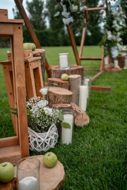 Kırsal düğün süslemeleri. Düğünün dışında. Düğün günü. Beyaz ve yeşil düğün dekoru.