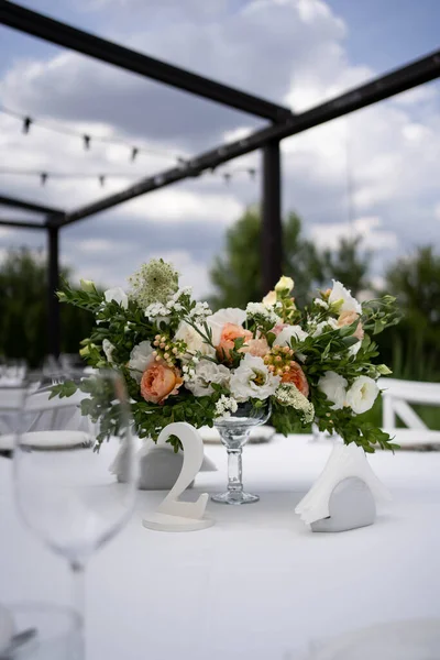Τραπέζι Centerpiece Ρουστίκ Σύνθεση Από Λευκό Και Ροδακινί Λουλούδι Γυάλινο — Φωτογραφία Αρχείου