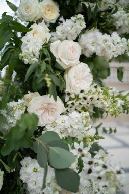 Yuvarlak çiçek kemeri. Çember düğün kemeri. Eğilim