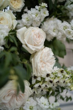 Yuvarlak çiçek kemeri. Çember düğün kemeri. Eğilim