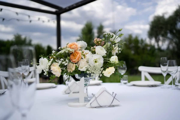 Tischmittelstück Mit Rustikalem Blumengesteck Weiß Und Pfirsich Glasvase Rustikale Hochzeitstafel — Stockfoto