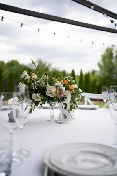 Tischmittelstück Mit Rustikalem Blumengesteck Weiß Und Pfirsich Glasvase Rustikale Hochzeitstafel — Stockfoto