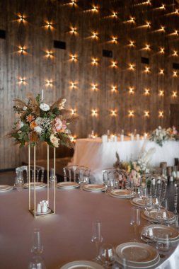 Boho düğün dekoru. Kurumuş çiçeklerle, çiçeklerle, mumlarla, boho stiliyle düğün süslemeleri. Düğün günü..