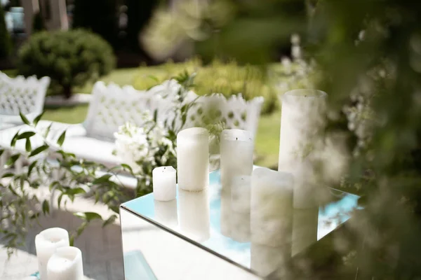 Primer Plano Las Decoraciones Boda Con Flores Frescas Blancas Arreglos — Foto de Stock